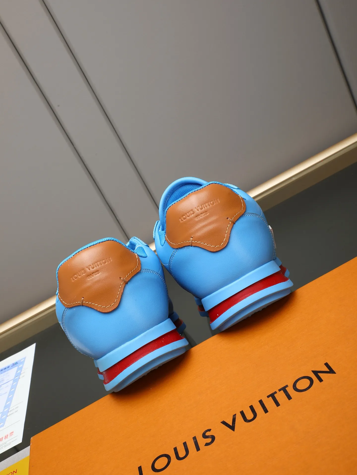 PP560 LV Louis Vuitton L Jialu Brand Runner Tatic Series Thick-soled Casual Sports Shoes Running Shoes Original purchase, development and production This LV Runner Tatic sports shoe combines technical materials such as mesh fabric and ribbons to interpret the inspiration of traditional mountaineering shoes. LV letters are written on one side, the lariat buckle of the quick lacing system is embellished with Monogram flowers and Louis Vuitton logos, and the light and wear-resistant rubber outsole completes the whole. ▪️Fabric: Original imported cowhide + mesh ▪️Inner lining: Original customized breathable mesh ▪️Sole: Original open-molded anti-slip rubber combination material ▪️Size: Men's 38-44 (customized for 45 and 46)
